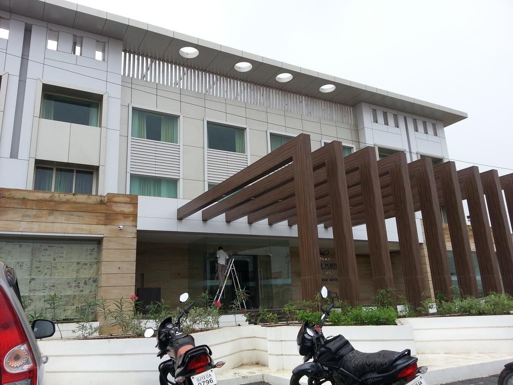 Ambar Sarovar Portico Gandhidham Luaran gambar
